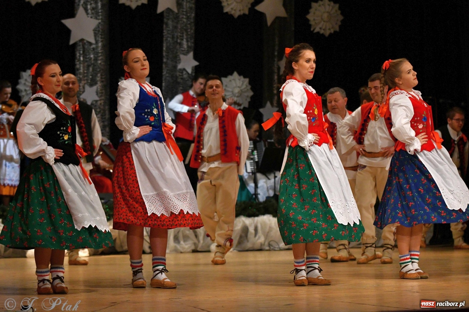 Zdjęcie w galerii na portalu naszraciborz.pl: Kolorowy koncert raciborskiego Źródła [FOTO] wiadomości z regionu