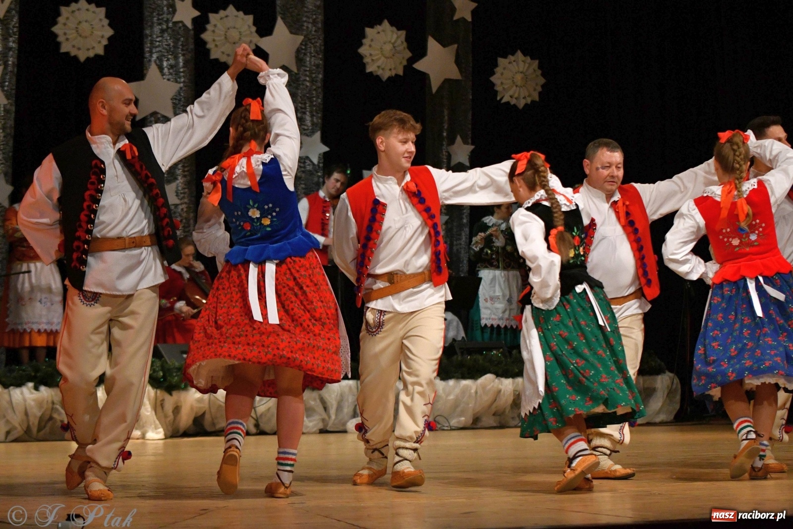 Zdjęcie w galerii na portalu naszraciborz.pl: Kolorowy koncert raciborskiego Źródła [FOTO] wiadomości z regionu