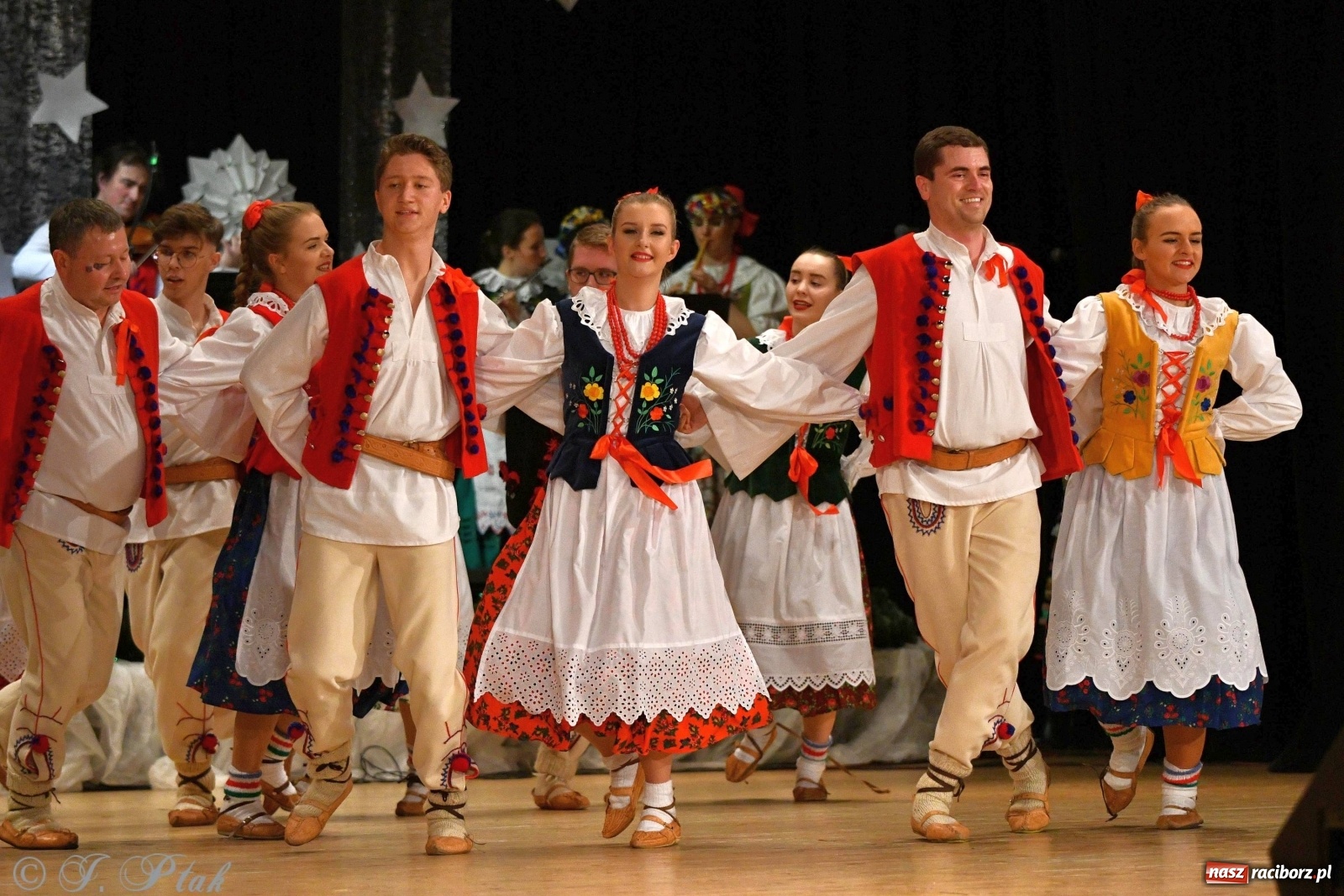 Zdjęcie w galerii na portalu naszraciborz.pl: Kolorowy koncert raciborskiego Źródła [FOTO] wiadomości z regionu
