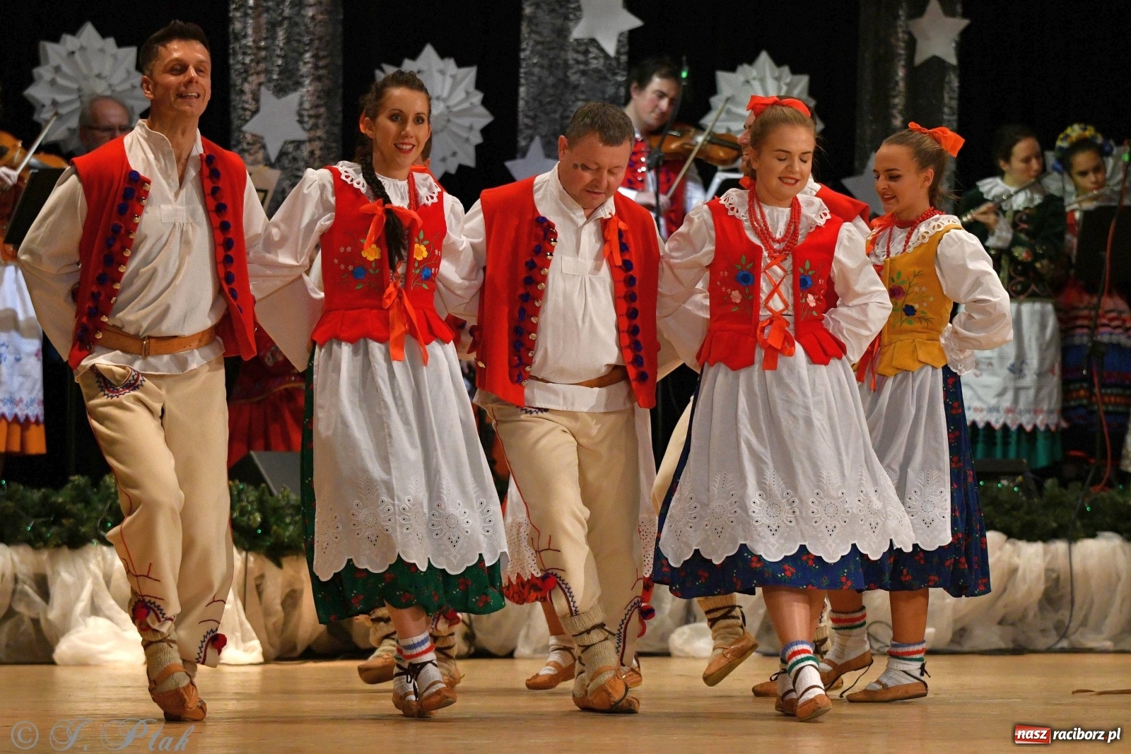 Zdjęcie w galerii na portalu naszraciborz.pl: Kolorowy koncert raciborskiego Źródła [FOTO] wiadomości z regionu
