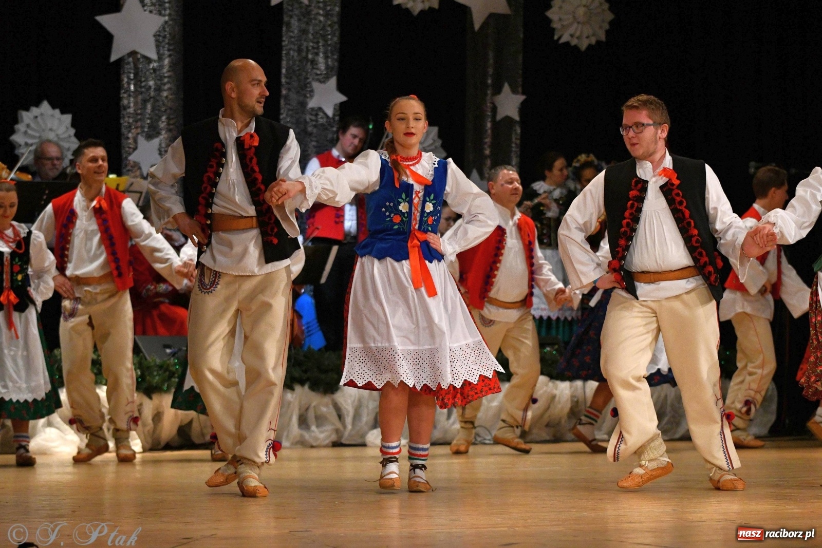 Zdjęcie w galerii na portalu naszraciborz.pl: Kolorowy koncert raciborskiego Źródła [FOTO] wiadomości z regionu