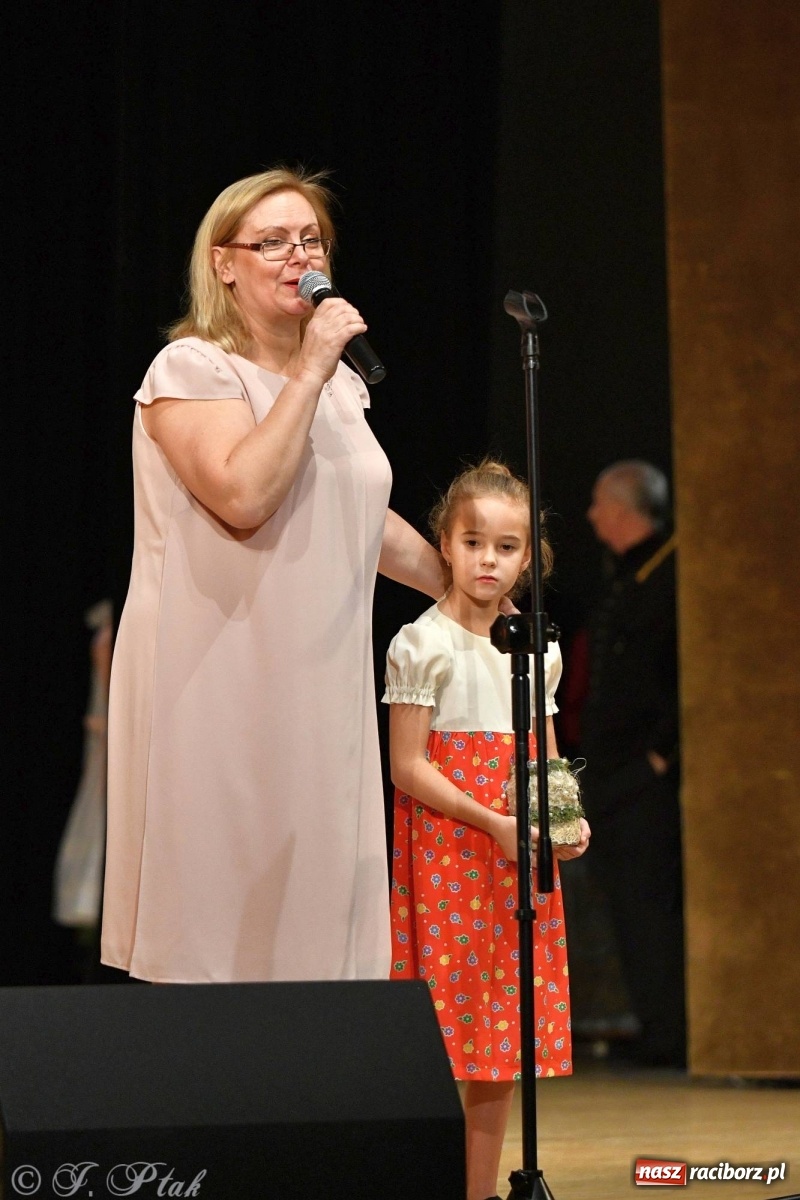 Zdjęcie w galerii na portalu naszraciborz.pl: Kolorowy koncert raciborskiego Źródła [FOTO] wiadomości z regionu