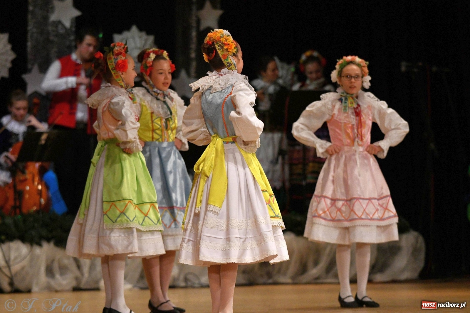 Zdjęcie w galerii na portalu naszraciborz.pl: Kolorowy koncert raciborskiego Źródła [FOTO] wiadomości z regionu