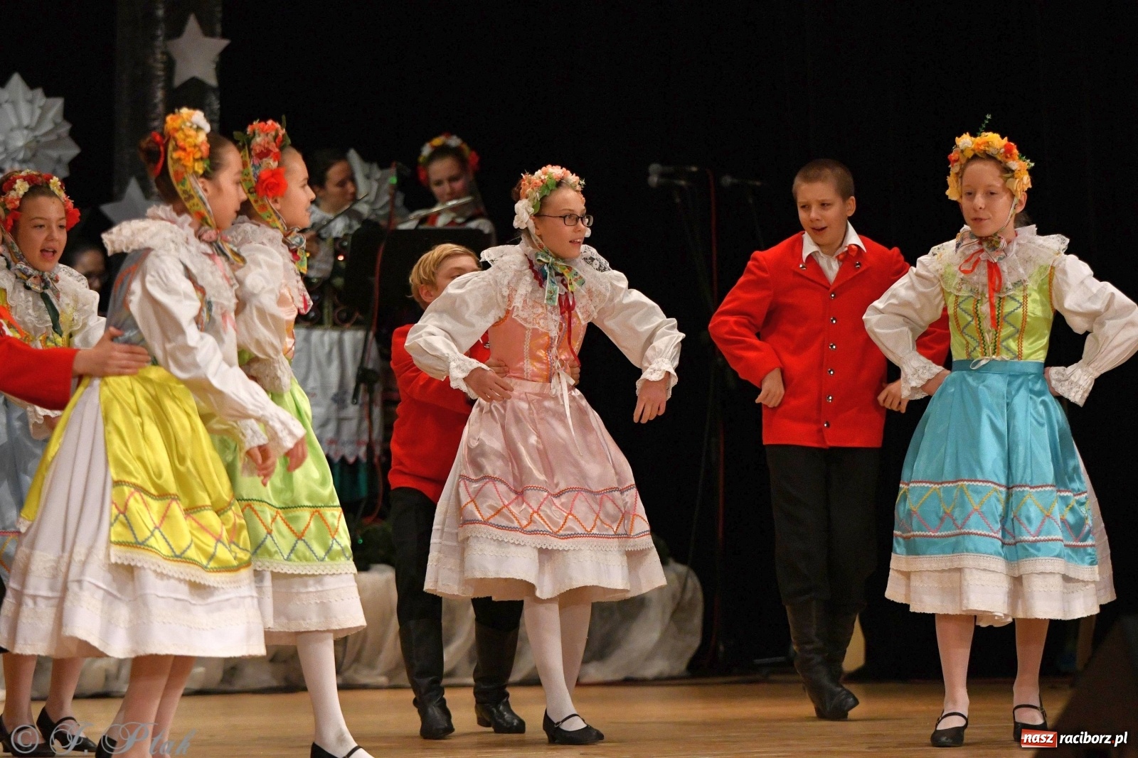 Zdjęcie w galerii na portalu naszraciborz.pl: Kolorowy koncert raciborskiego Źródła [FOTO] wiadomości z regionu