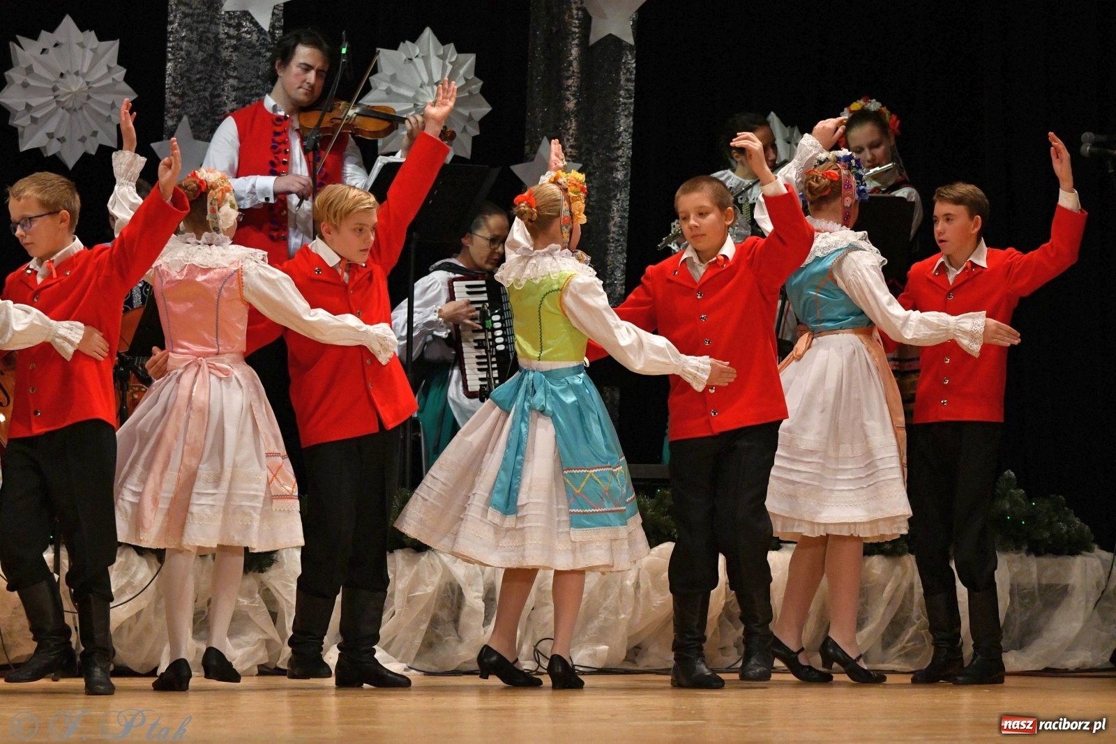 Zdjęcie w galerii na portalu naszraciborz.pl: Kolorowy koncert raciborskiego Źródła [FOTO] wiadomości z regionu