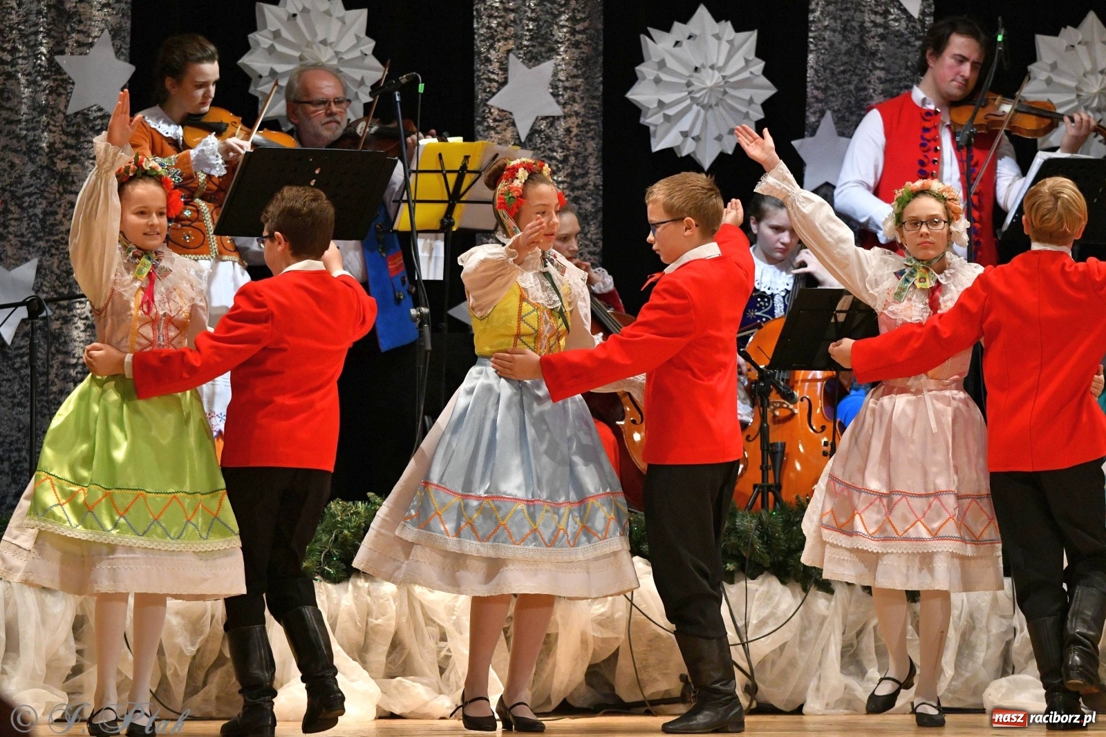 Zdjęcie w galerii na portalu naszraciborz.pl: Kolorowy koncert raciborskiego Źródła [FOTO] wiadomości z regionu