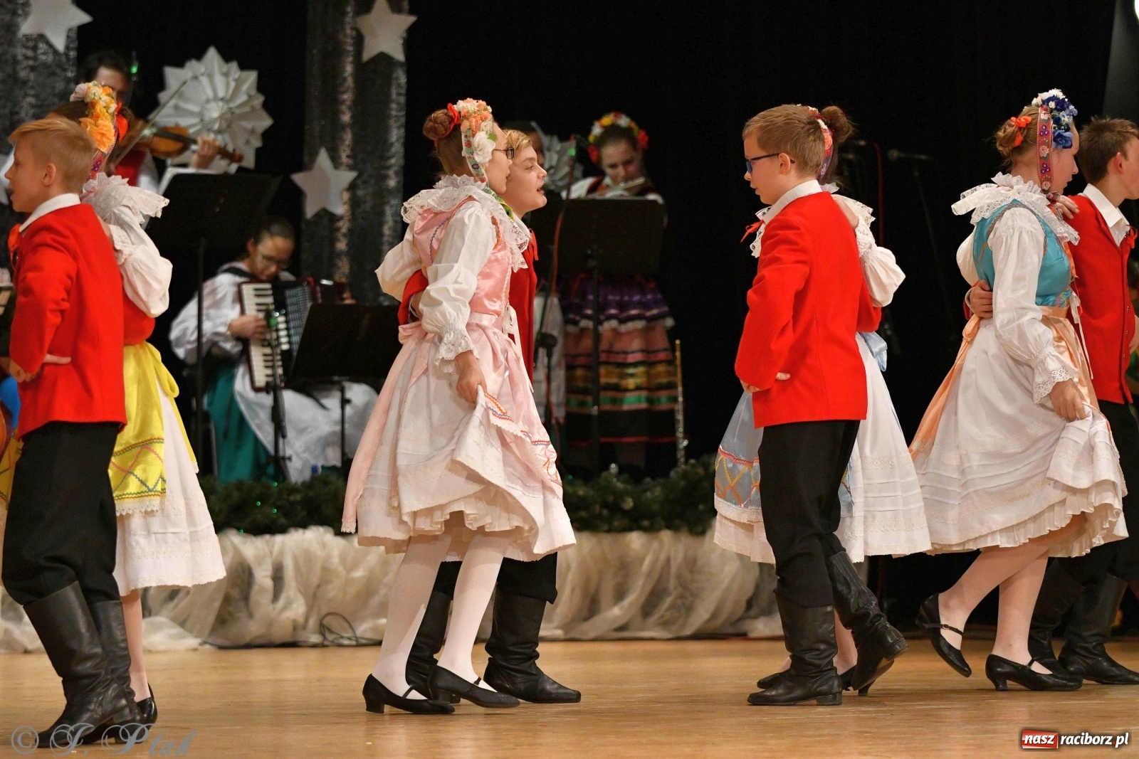 Zdjęcie w galerii na portalu naszraciborz.pl: Kolorowy koncert raciborskiego Źródła [FOTO] wiadomości z regionu