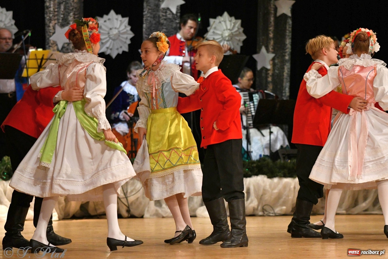 Zdjęcie w galerii na portalu naszraciborz.pl: Kolorowy koncert raciborskiego Źródła [FOTO] wiadomości z regionu