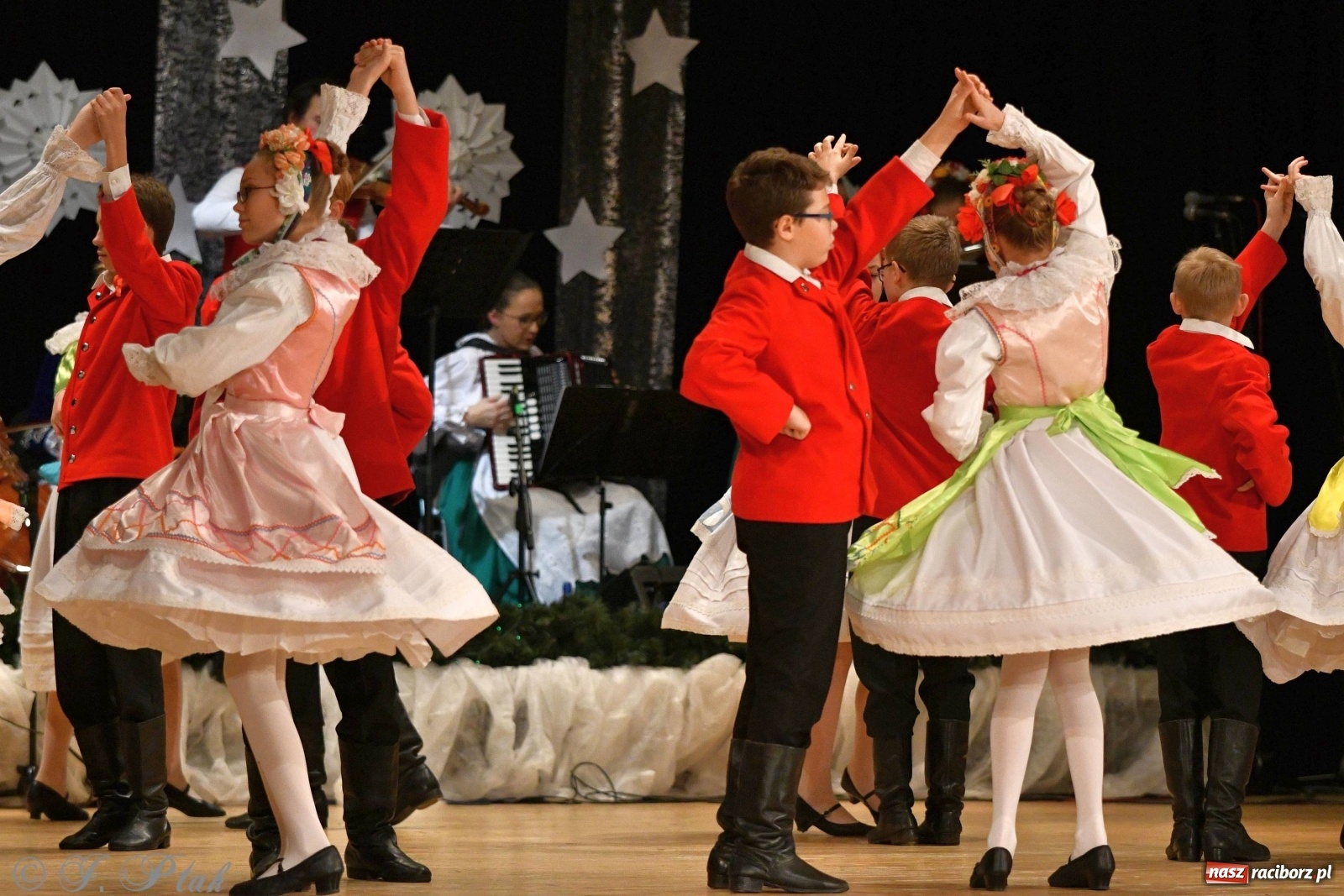 Zdjęcie w galerii na portalu naszraciborz.pl: Kolorowy koncert raciborskiego Źródła [FOTO] wiadomości z regionu
