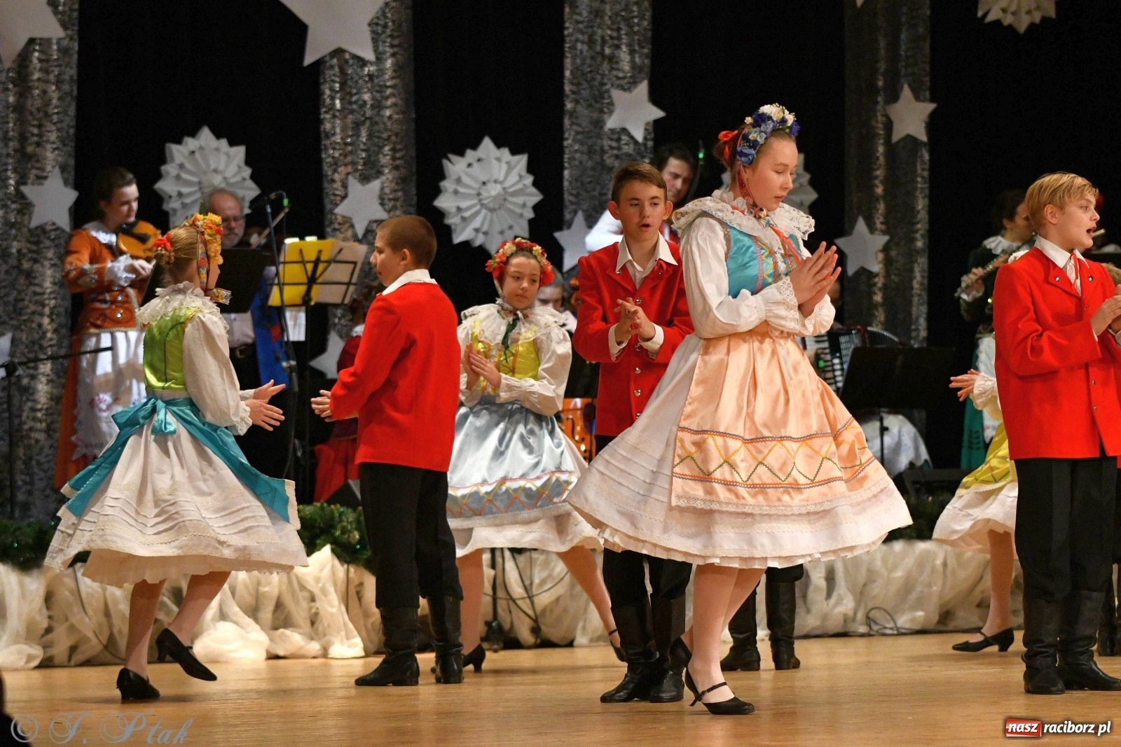 Zdjęcie w galerii na portalu naszraciborz.pl: Kolorowy koncert raciborskiego Źródła [FOTO] wiadomości z regionu