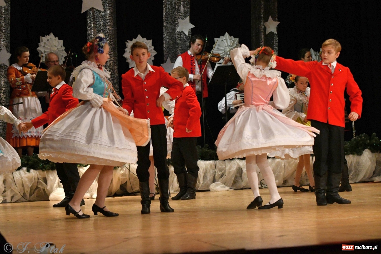 Zdjęcie w galerii na portalu naszraciborz.pl: Kolorowy koncert raciborskiego Źródła [FOTO] wiadomości z regionu