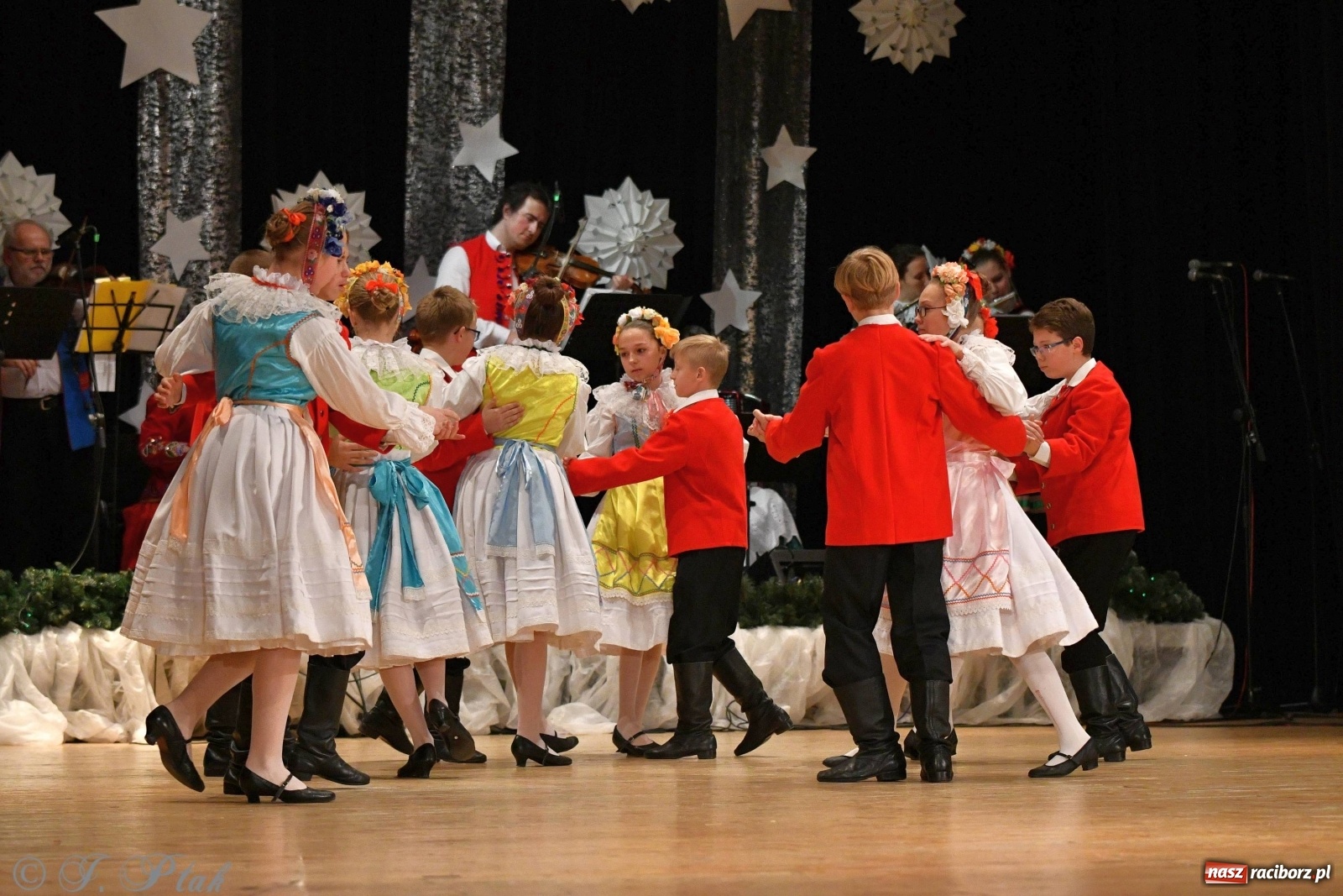 Zdjęcie w galerii na portalu naszraciborz.pl: Kolorowy koncert raciborskiego Źródła [FOTO] wiadomości z regionu