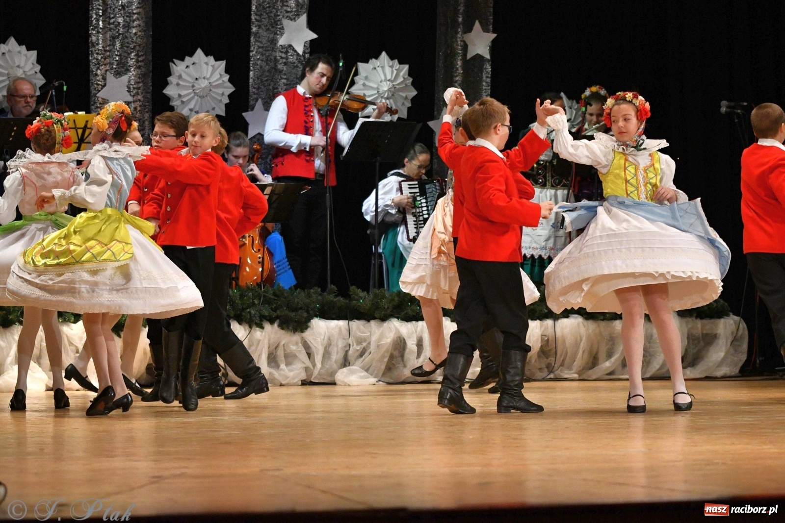 Zdjęcie w galerii na portalu naszraciborz.pl: Kolorowy koncert raciborskiego Źródła [FOTO] wiadomości z regionu