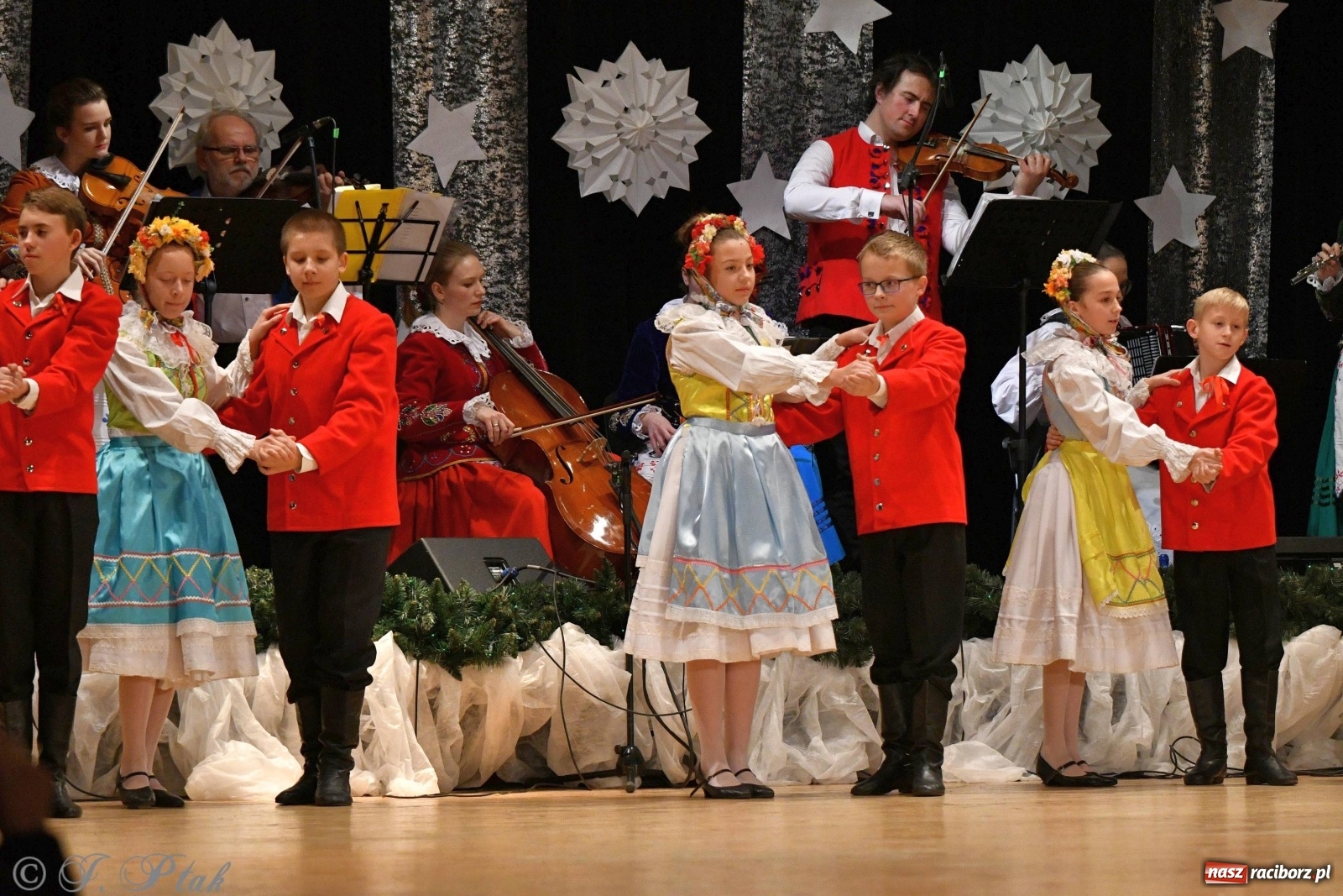 Zdjęcie w galerii na portalu naszraciborz.pl: Kolorowy koncert raciborskiego Źródła [FOTO] wiadomości z regionu