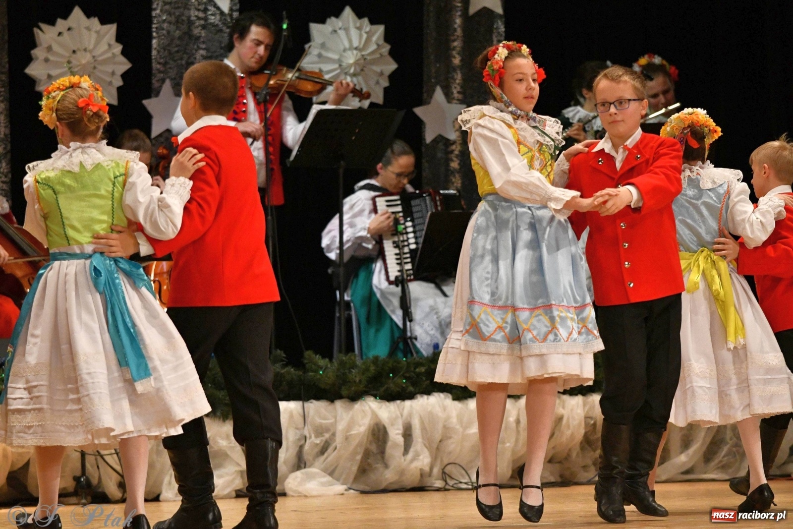 Zdjęcie w galerii na portalu naszraciborz.pl: Kolorowy koncert raciborskiego Źródła [FOTO] wiadomości z regionu