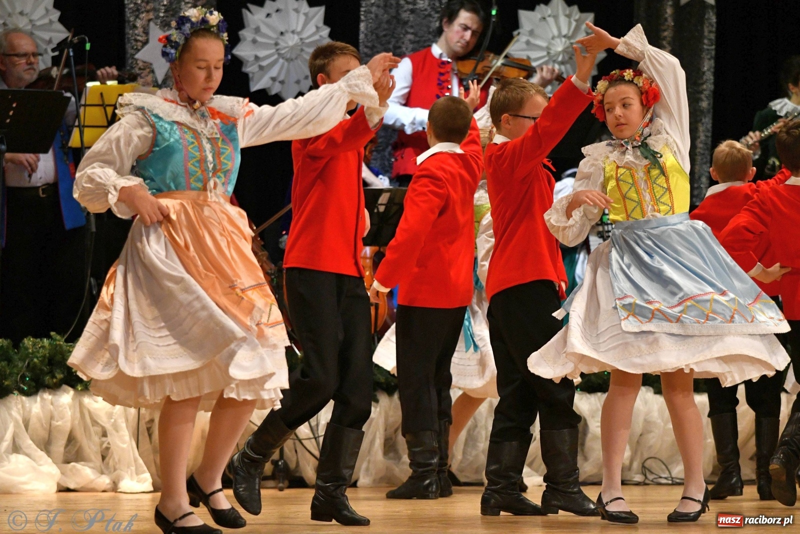 Zdjęcie w galerii na portalu naszraciborz.pl: Kolorowy koncert raciborskiego Źródła [FOTO] wiadomości z regionu