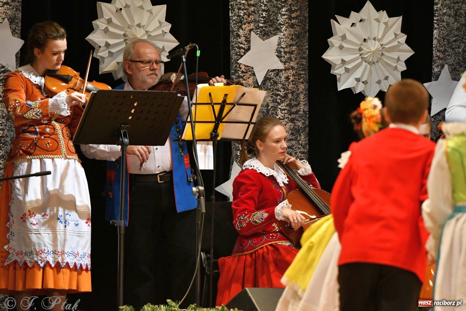 Zdjęcie w galerii na portalu naszraciborz.pl: Kolorowy koncert raciborskiego Źródła [FOTO] wiadomości z regionu