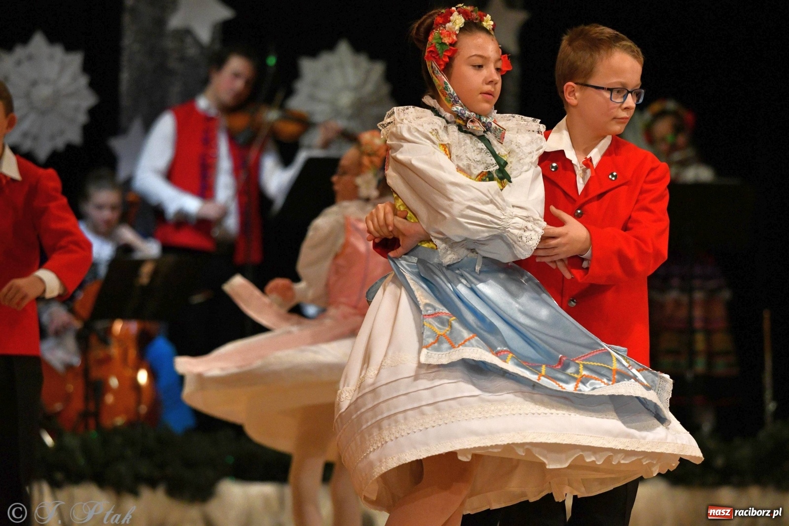 Zdjęcie w galerii na portalu naszraciborz.pl: Kolorowy koncert raciborskiego Źródła [FOTO] wiadomości z regionu