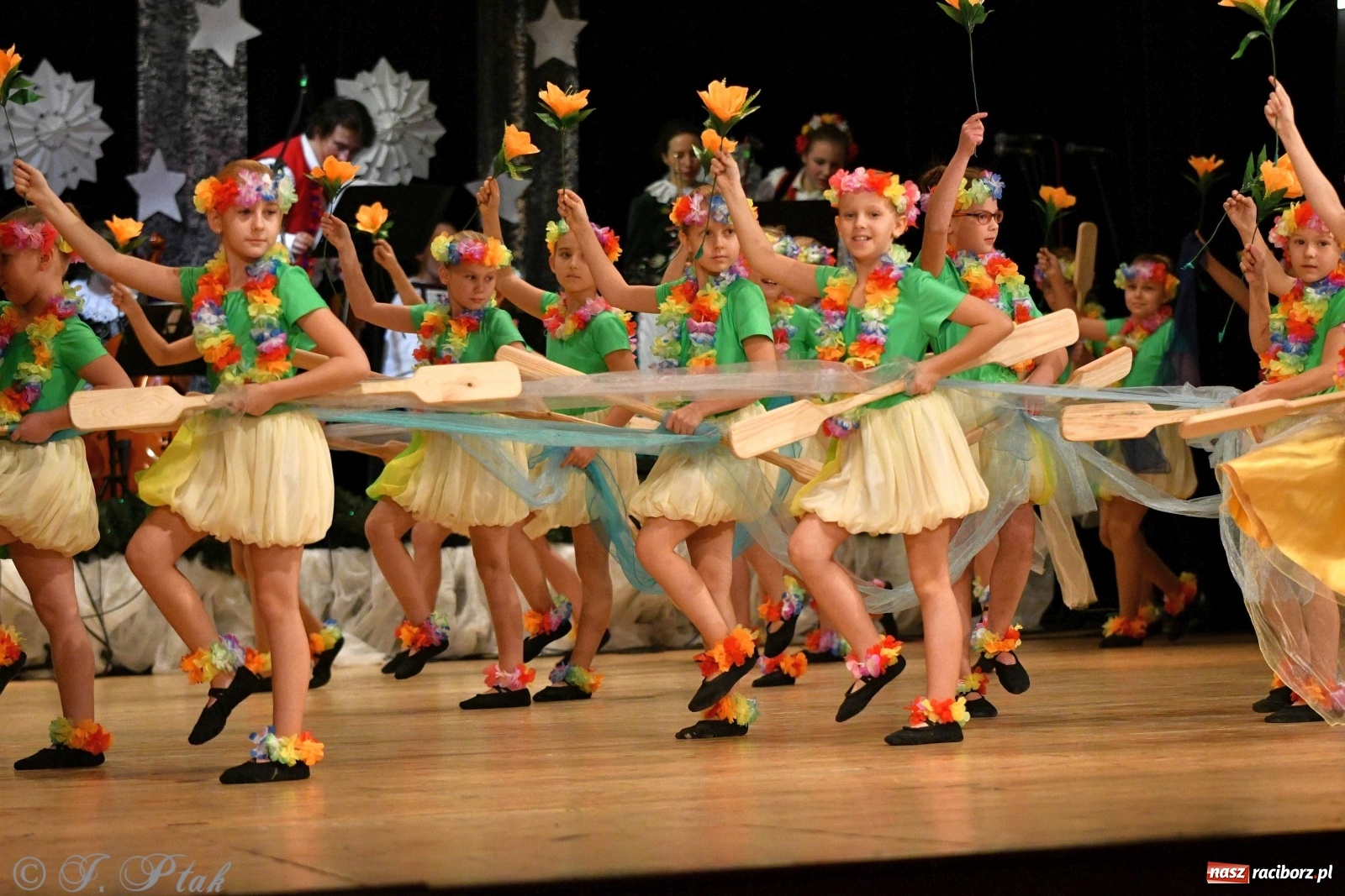 Zdjęcie w galerii na portalu naszraciborz.pl: Kolorowy koncert raciborskiego Źródła [FOTO] wiadomości z regionu