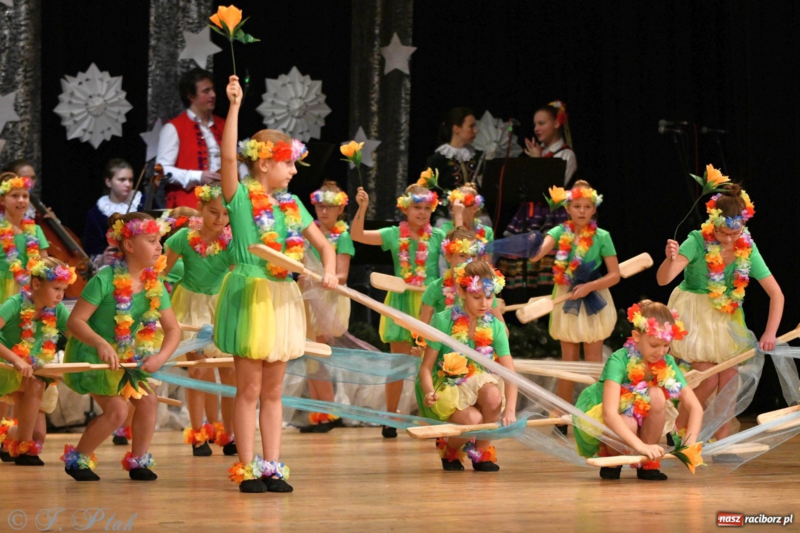 Zdjęcie w galerii na portalu naszraciborz.pl: Kolorowy koncert raciborskiego Źródła [FOTO] wiadomości z regionu