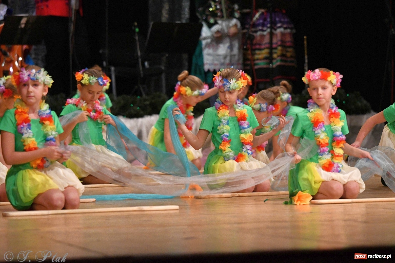 Zdjęcie w galerii na portalu naszraciborz.pl: Kolorowy koncert raciborskiego Źródła [FOTO] wiadomości z regionu