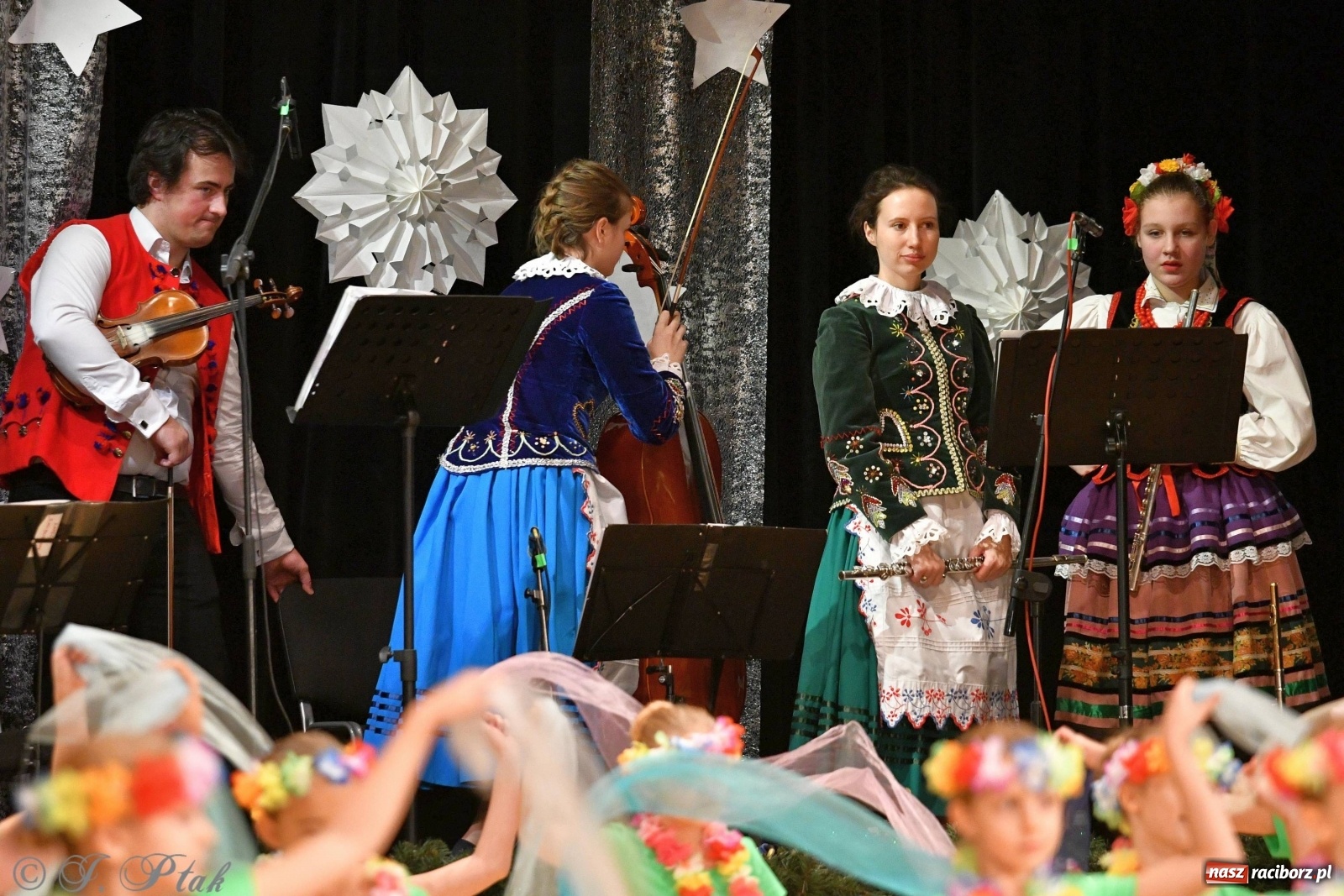 Zdjęcie w galerii na portalu naszraciborz.pl: Kolorowy koncert raciborskiego Źródła [FOTO] wiadomości z regionu