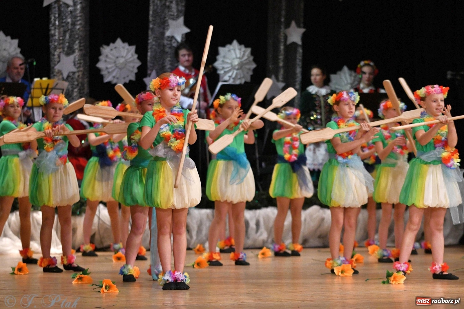 Zdjęcie w galerii na portalu naszraciborz.pl: Kolorowy koncert raciborskiego Źródła [FOTO] wiadomości z regionu
