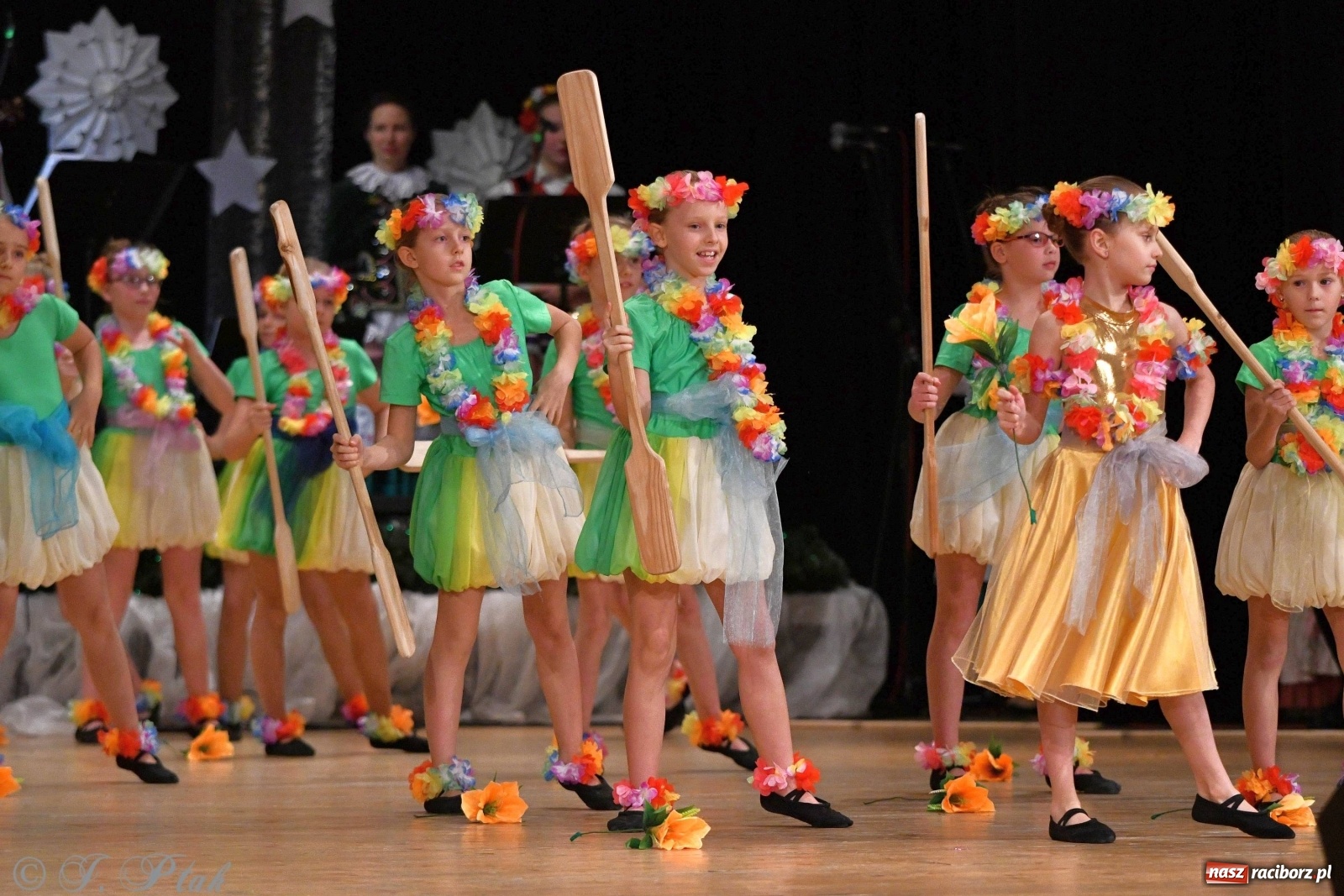 Zdjęcie w galerii na portalu naszraciborz.pl: Kolorowy koncert raciborskiego Źródła [FOTO] wiadomości z regionu