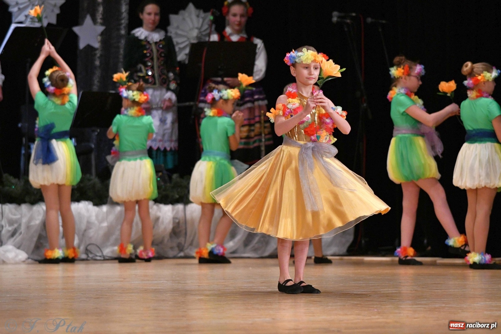 Zdjęcie w galerii na portalu naszraciborz.pl: Kolorowy koncert raciborskiego Źródła [FOTO] wiadomości z regionu