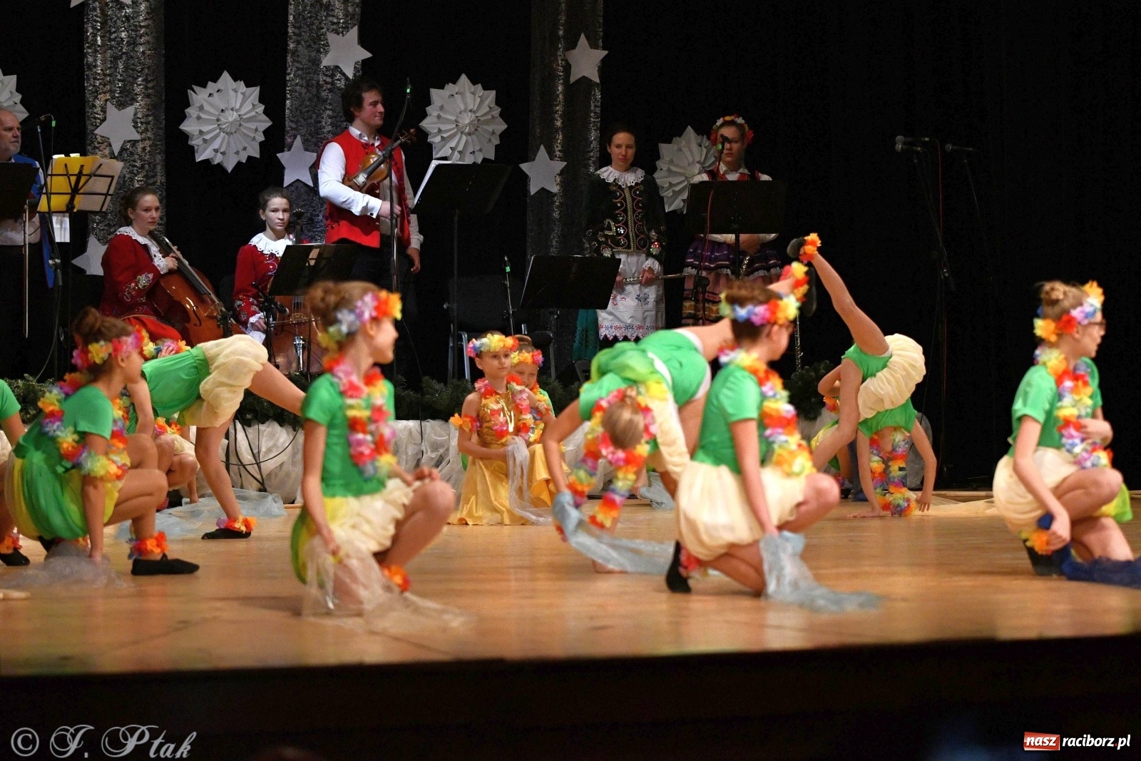Zdjęcie w galerii na portalu naszraciborz.pl: Kolorowy koncert raciborskiego Źródła [FOTO] wiadomości z regionu