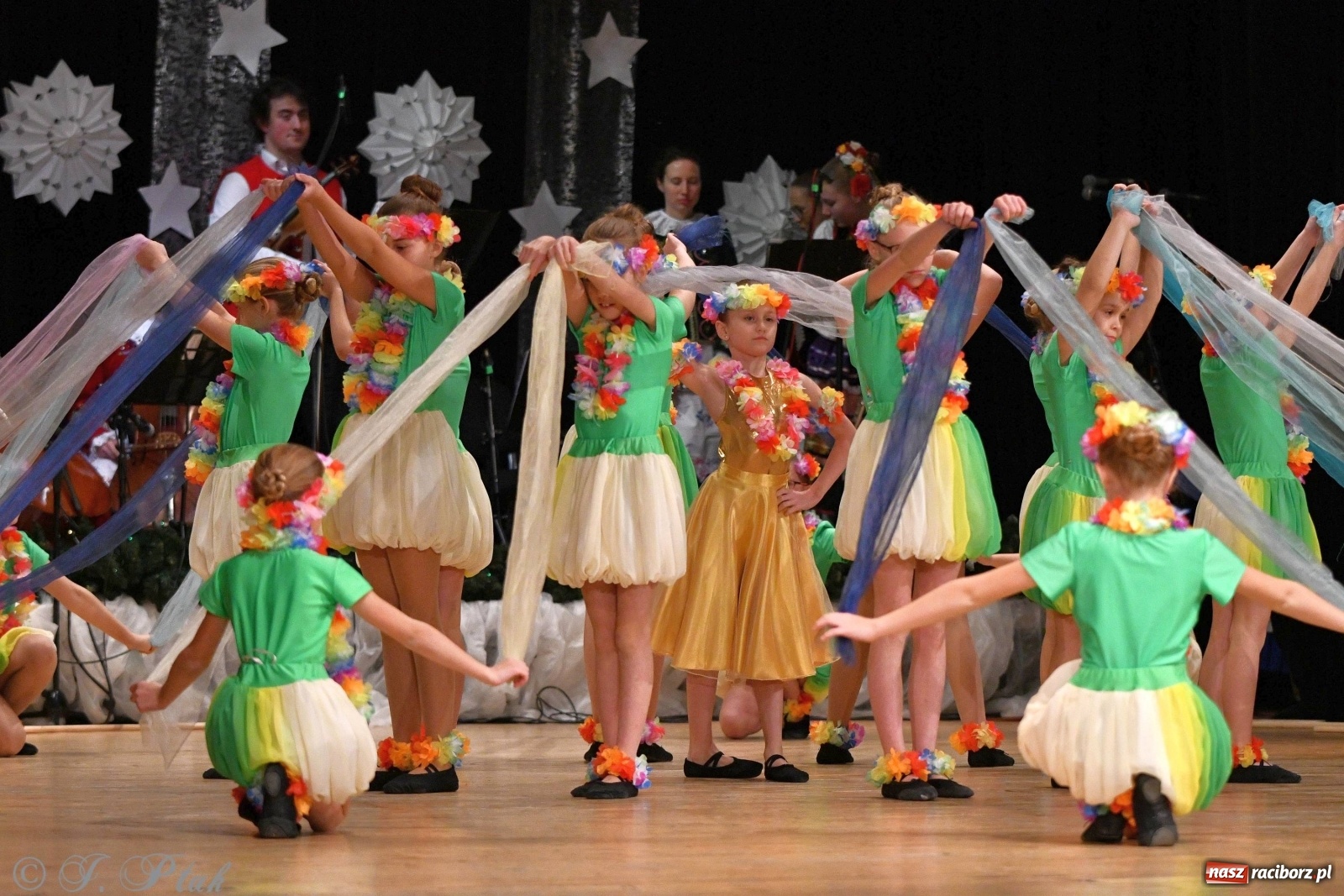 Zdjęcie w galerii na portalu naszraciborz.pl: Kolorowy koncert raciborskiego Źródła [FOTO] wiadomości z regionu