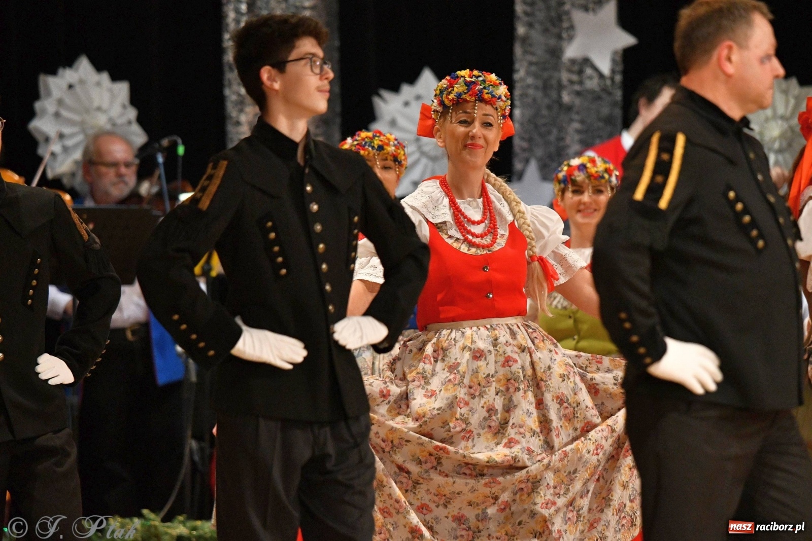 Zdjęcie w galerii na portalu naszraciborz.pl: Kolorowy koncert raciborskiego Źródła [FOTO] wiadomości z regionu