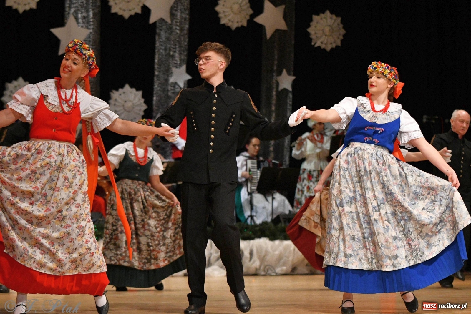 Zdjęcie w galerii na portalu naszraciborz.pl: Kolorowy koncert raciborskiego Źródła [FOTO] wiadomości z regionu