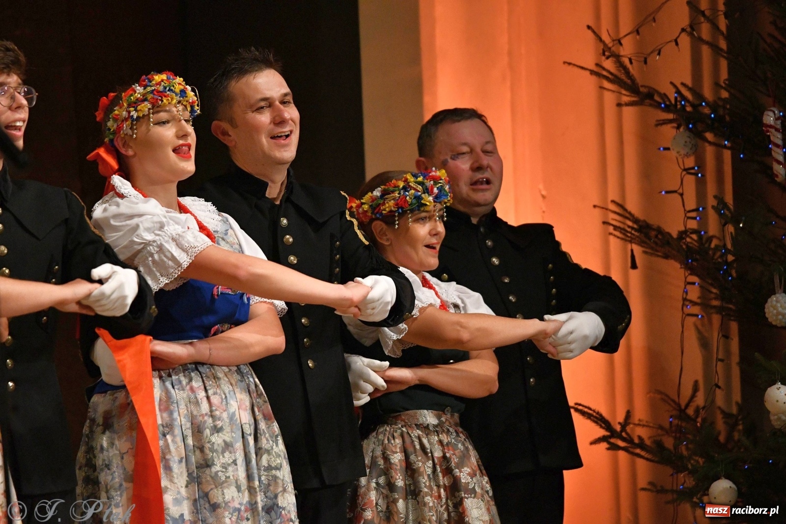 Zdjęcie w galerii na portalu naszraciborz.pl: Kolorowy koncert raciborskiego Źródła [FOTO] wiadomości z regionu