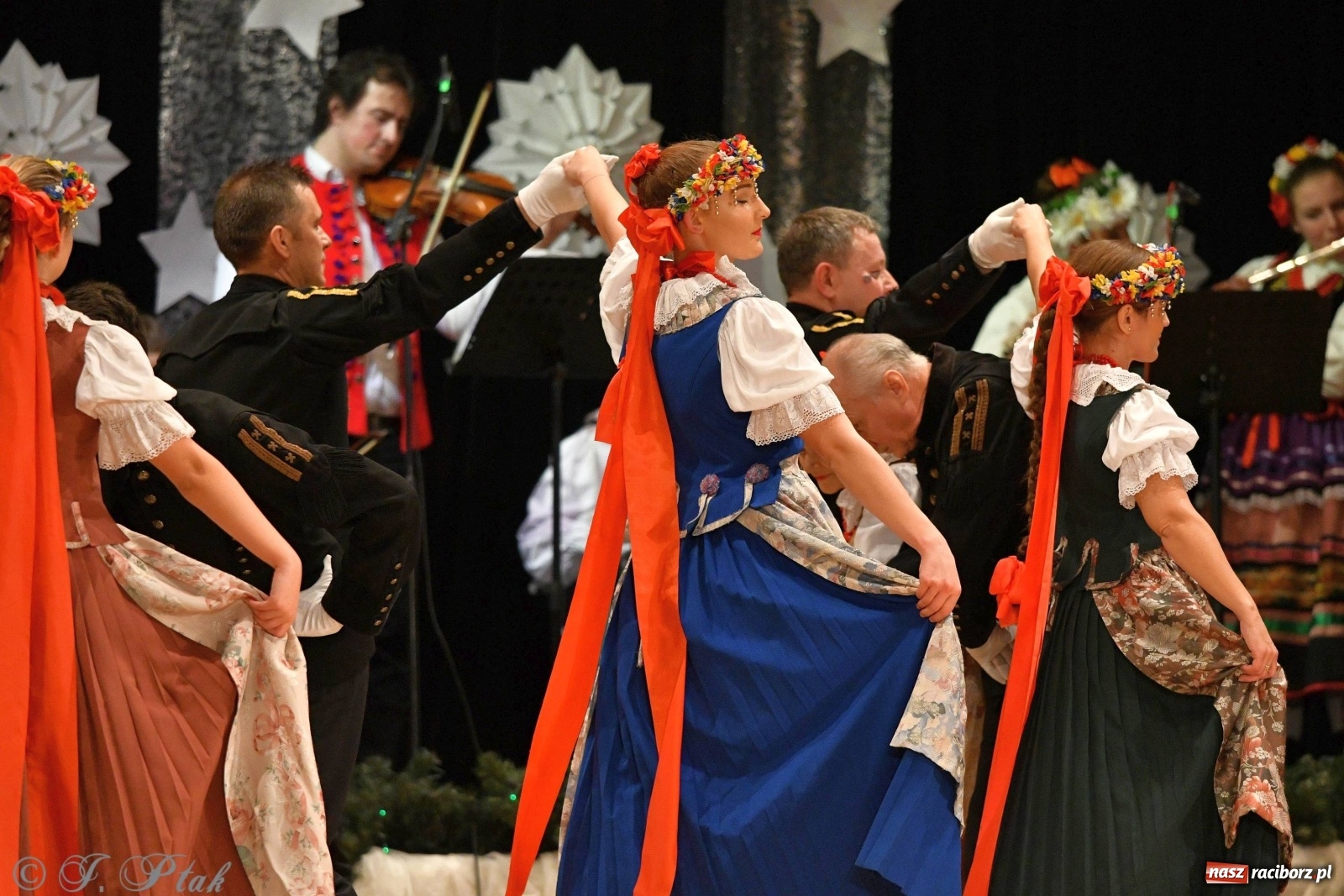 Zdjęcie w galerii na portalu naszraciborz.pl: Kolorowy koncert raciborskiego Źródła [FOTO] wiadomości z regionu