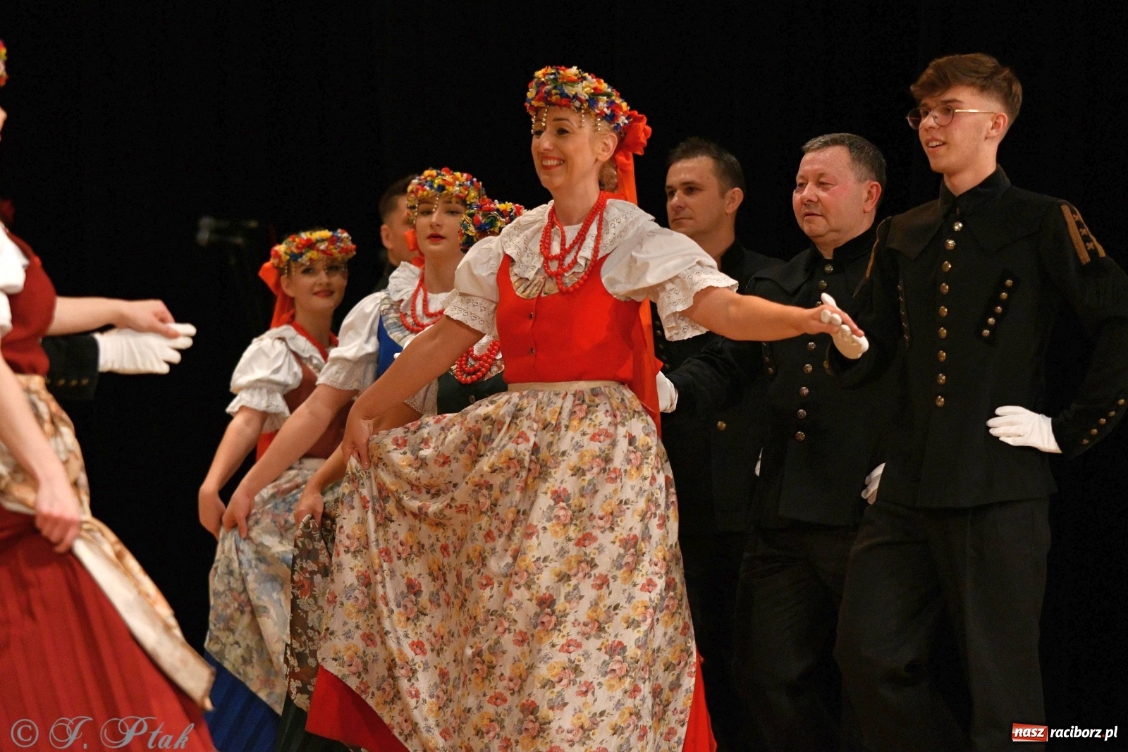 Zdjęcie w galerii na portalu naszraciborz.pl: Kolorowy koncert raciborskiego Źródła [FOTO] wiadomości z regionu