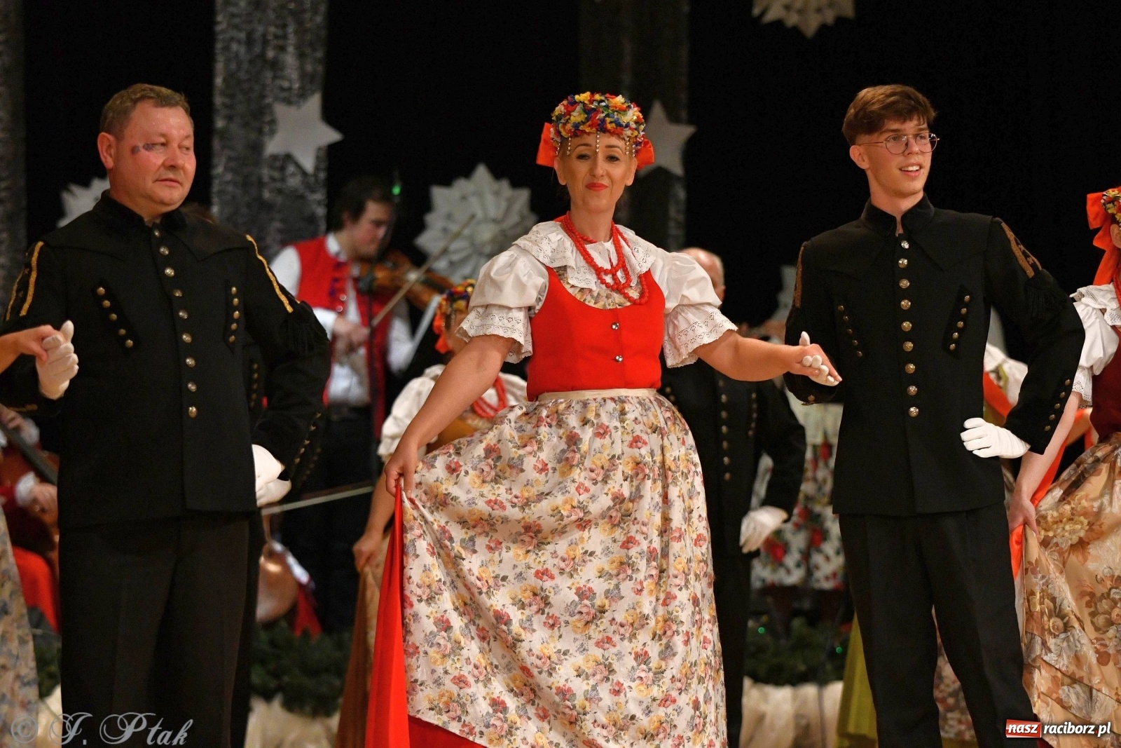 Zdjęcie w galerii na portalu naszraciborz.pl: Kolorowy koncert raciborskiego Źródła [FOTO] wiadomości z regionu