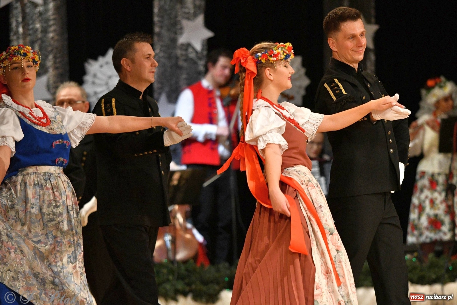 Zdjęcie w galerii na portalu naszraciborz.pl: Kolorowy koncert raciborskiego Źródła [FOTO] wiadomości z regionu