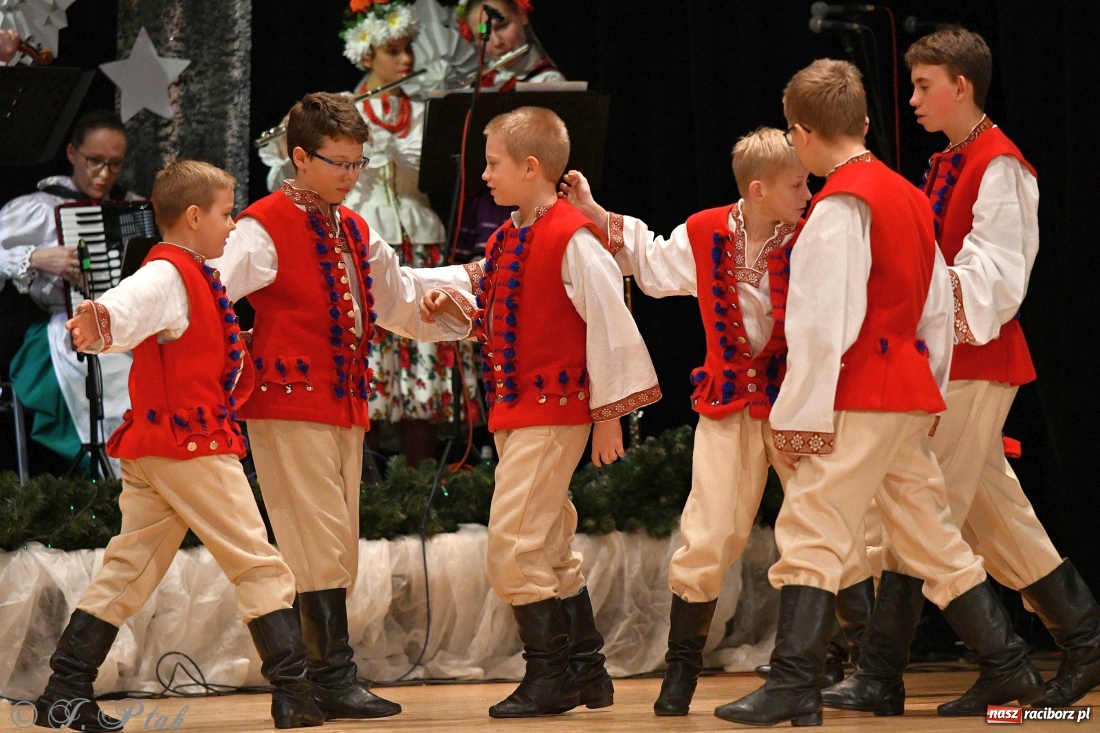 Zdjęcie w galerii na portalu naszraciborz.pl: Kolorowy koncert raciborskiego Źródła [FOTO] wiadomości z regionu