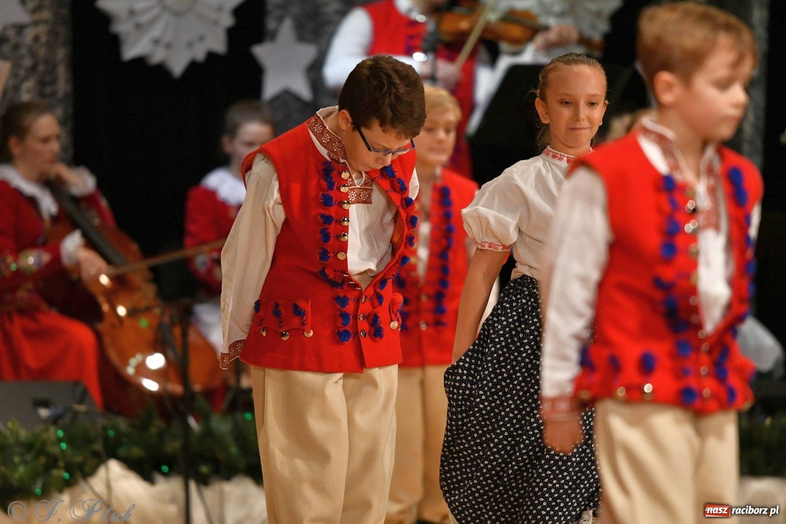 Zdjęcie w galerii na portalu naszraciborz.pl: Kolorowy koncert raciborskiego Źródła [FOTO] wiadomości z regionu