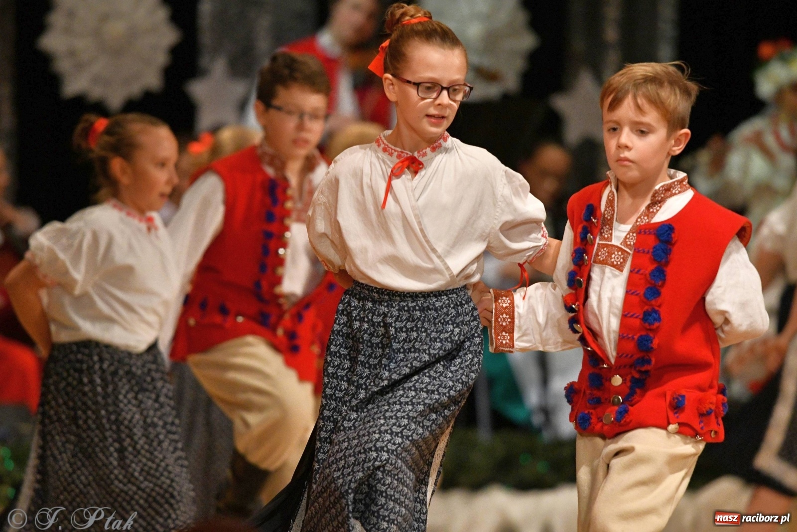 Zdjęcie w galerii na portalu naszraciborz.pl: Kolorowy koncert raciborskiego Źródła [FOTO] wiadomości z regionu