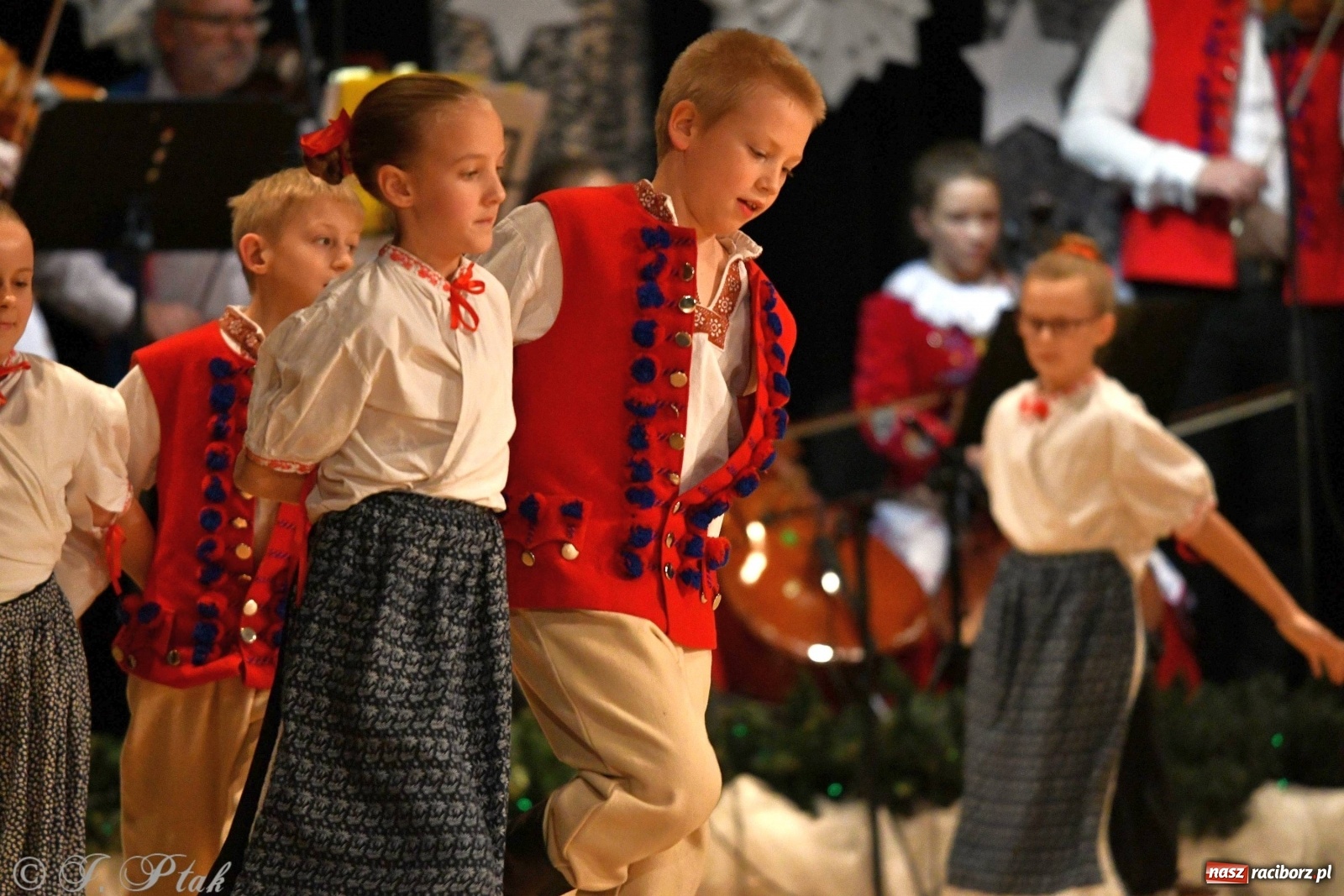 Zdjęcie w galerii na portalu naszraciborz.pl: Kolorowy koncert raciborskiego Źródła [FOTO] wiadomości z regionu