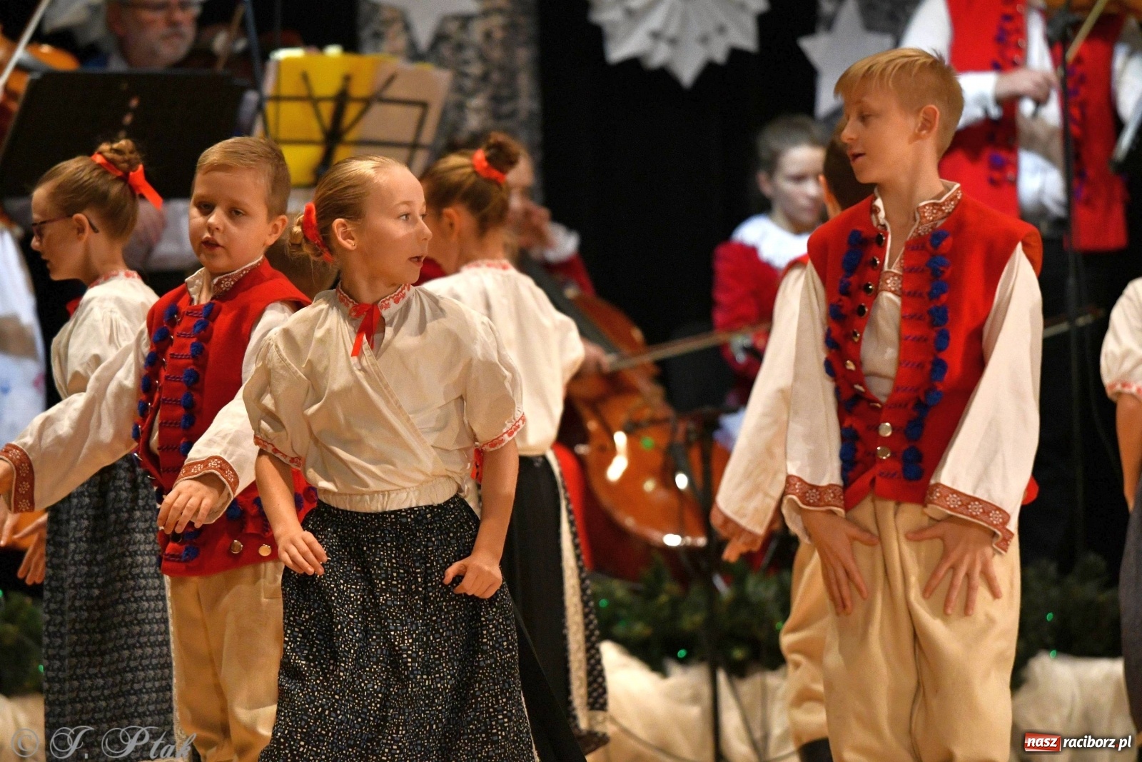 Zdjęcie w galerii na portalu naszraciborz.pl: Kolorowy koncert raciborskiego Źródła [FOTO] wiadomości z regionu