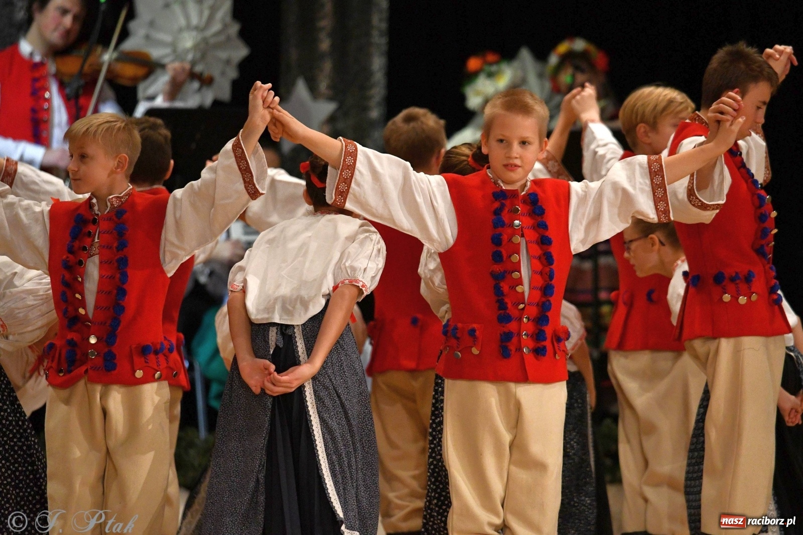 Zdjęcie w galerii na portalu naszraciborz.pl: Kolorowy koncert raciborskiego Źródła [FOTO] wiadomości z regionu
