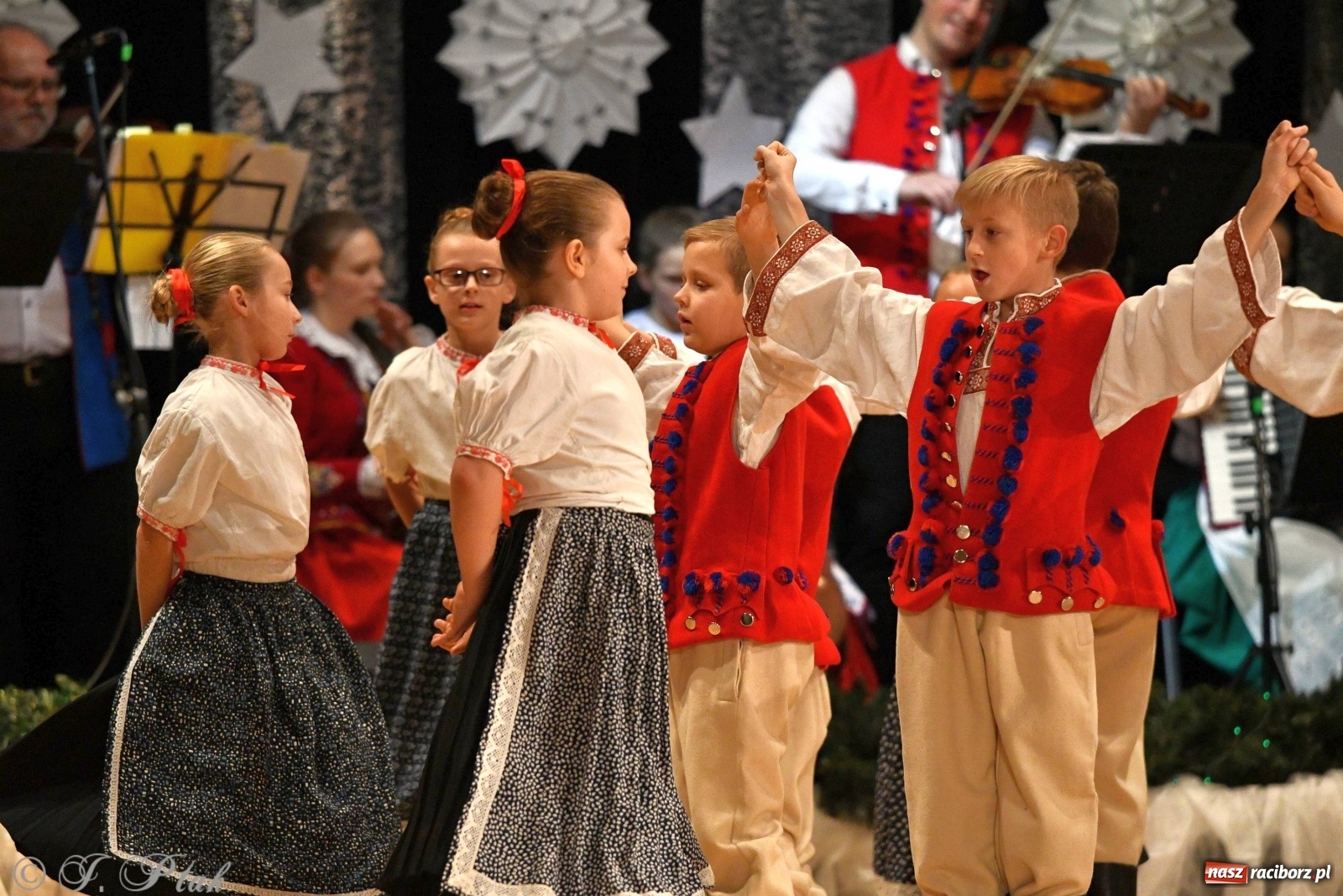 Zdjęcie w galerii na portalu naszraciborz.pl: Kolorowy koncert raciborskiego Źródła [FOTO] wiadomości z regionu
