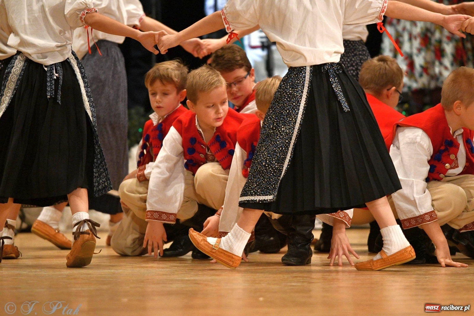 Zdjęcie w galerii na portalu naszraciborz.pl: Kolorowy koncert raciborskiego Źródła [FOTO] wiadomości z regionu