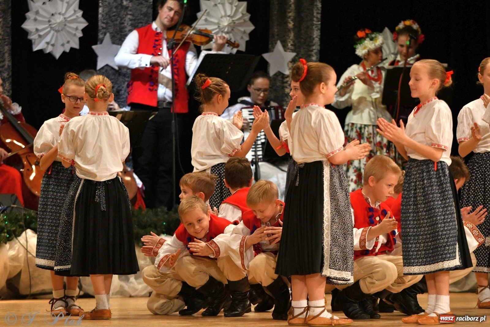 Zdjęcie w galerii na portalu naszraciborz.pl: Kolorowy koncert raciborskiego Źródła [FOTO] wiadomości z regionu