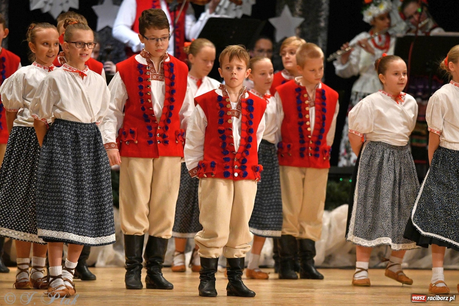 Zdjęcie w galerii na portalu naszraciborz.pl: Kolorowy koncert raciborskiego Źródła [FOTO] wiadomości z regionu