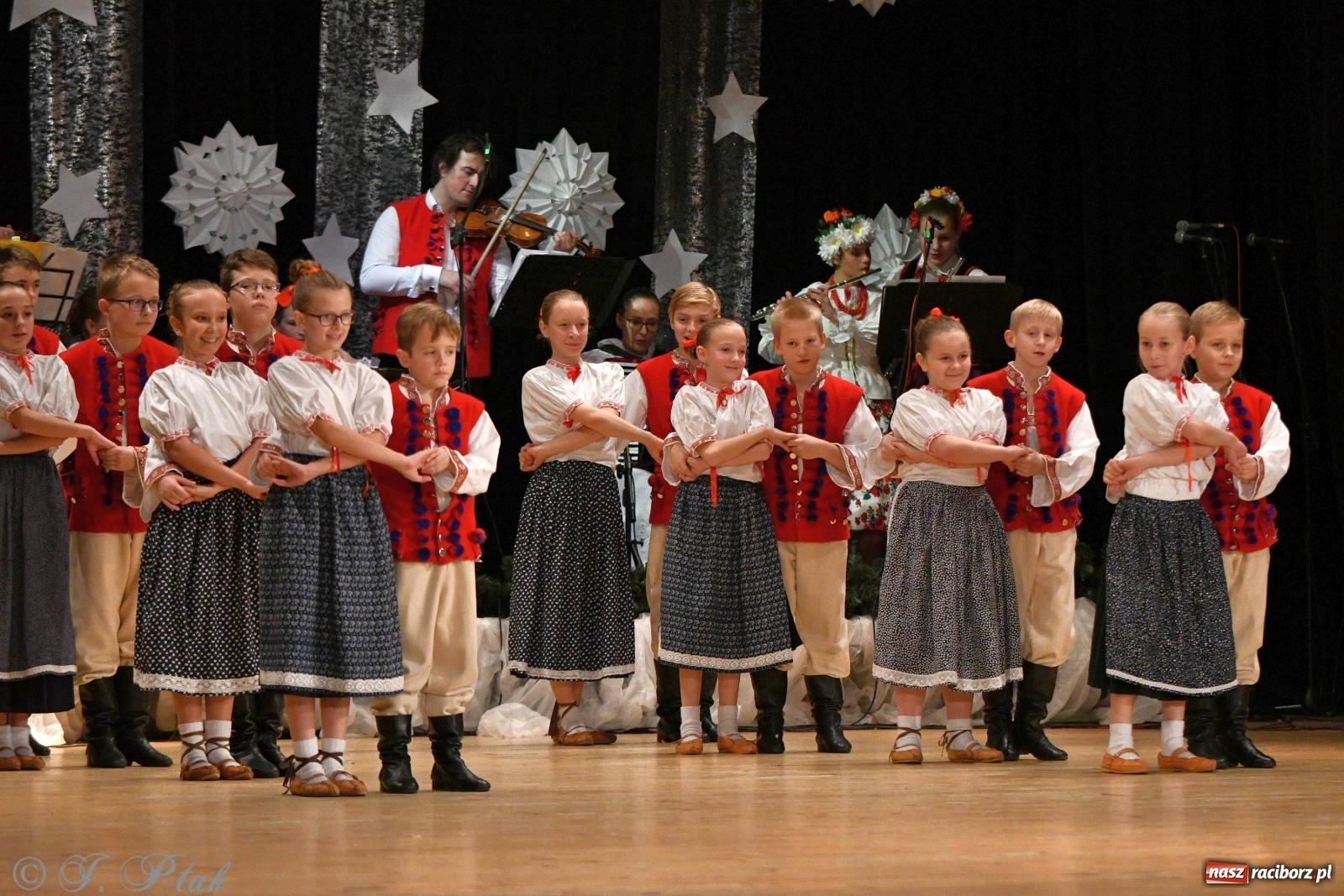 Zdjęcie w galerii na portalu naszraciborz.pl: Kolorowy koncert raciborskiego Źródła [FOTO] wiadomości z regionu