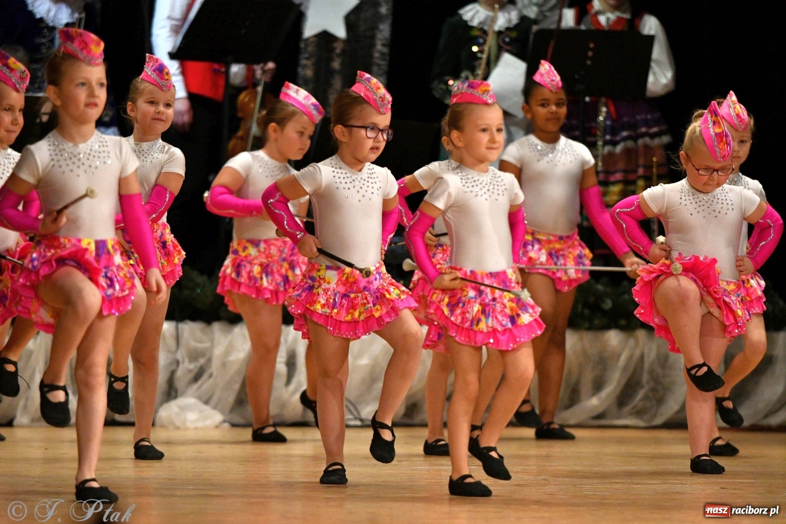 Zdjęcie w galerii na portalu naszraciborz.pl: Kolorowy koncert raciborskiego Źródła [FOTO] wiadomości z regionu